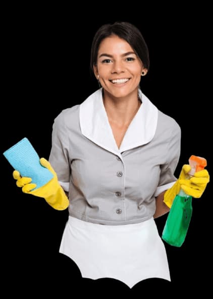 Uma funcionária de facilities limpando uma janela com um produto